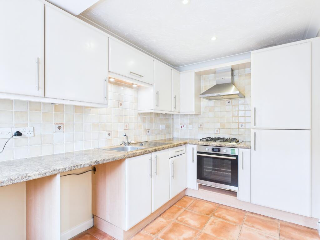 CAM01909G0-PR0384-STILL008