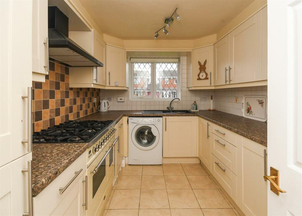 1 Oatlands Way - Kitchen.jpg