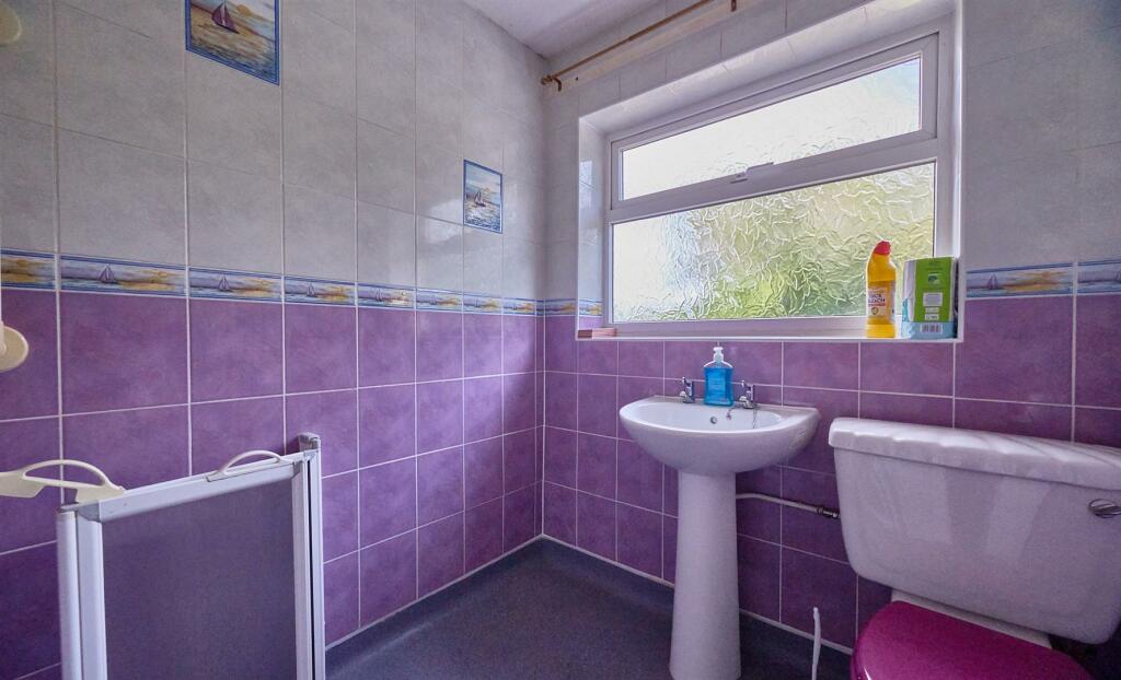 WET ROOM TO REAR