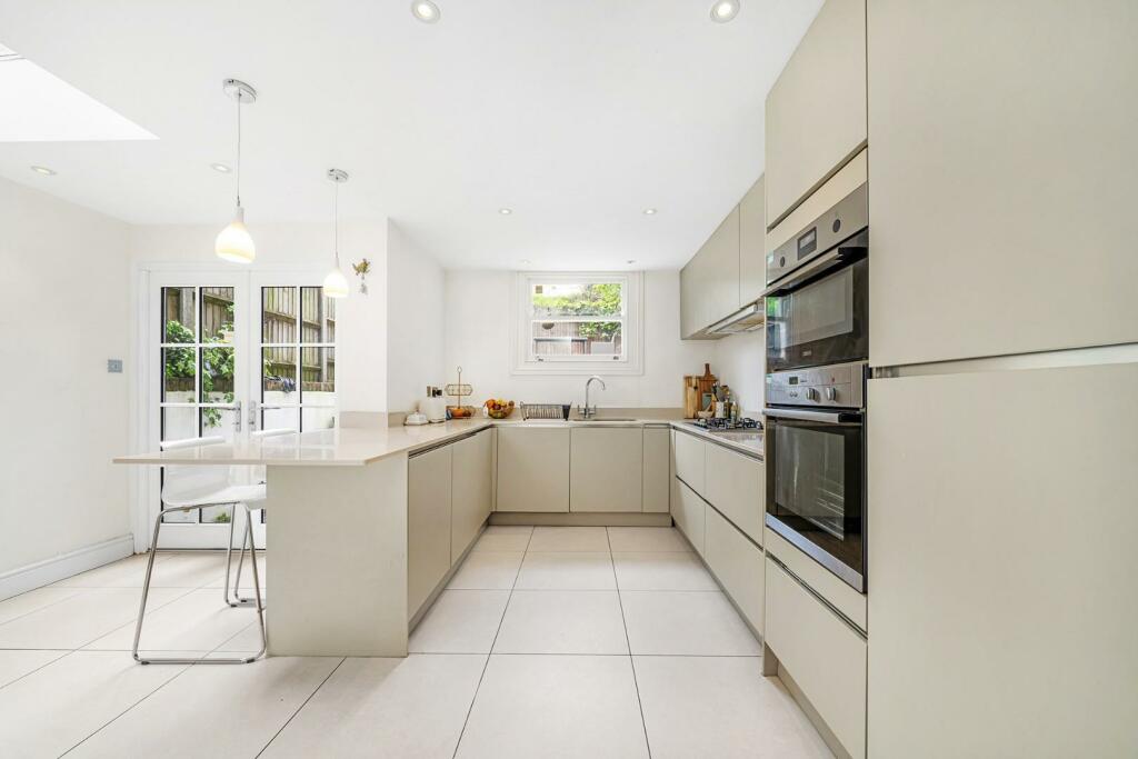 Kitchen (2).jpg