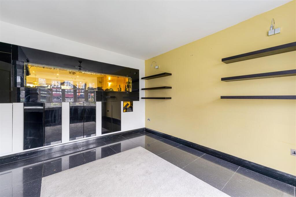 41 Oaklands Avenue, Isleworth TW7-54.jpg