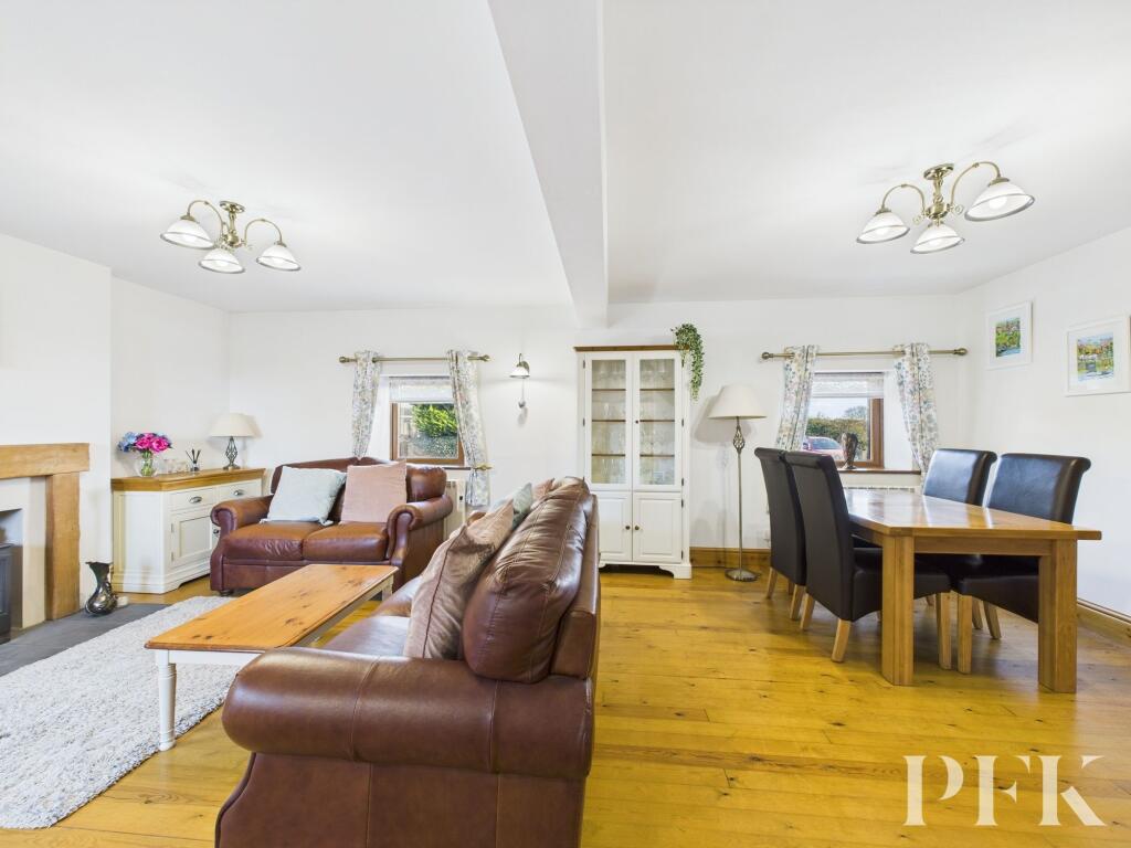 Lounge/Dining Area