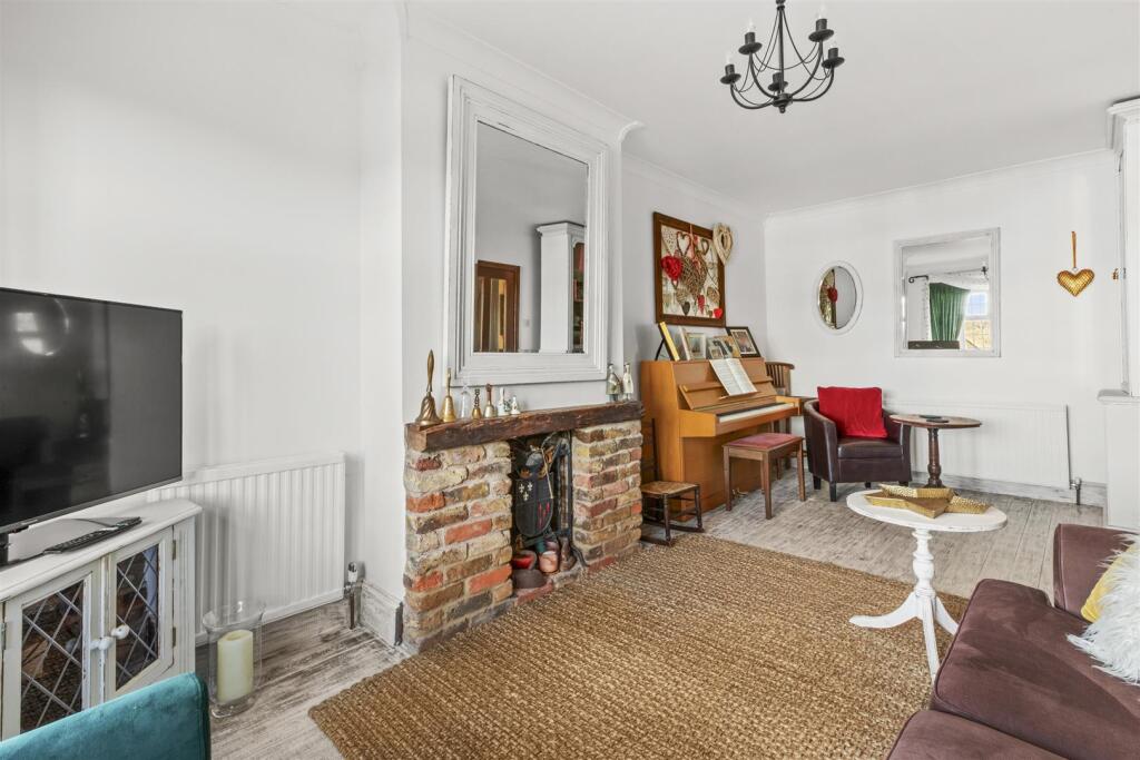 36 Coningsby Rd, HP13 5NY-4.jpg