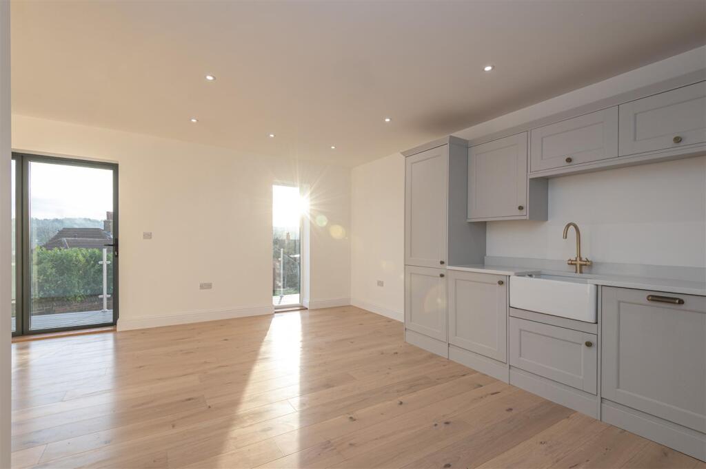 32 - 99B Knowl Road WF14 9RQ.jpg