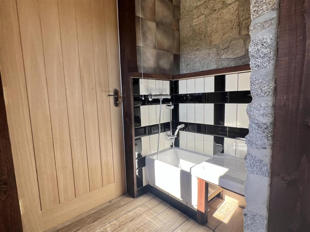 Outdoor Pet Shower Room