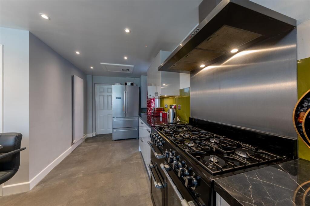 26 Chesterfield Close-004.jpg