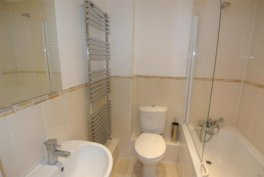 Bedroom 1 en suite.JPG