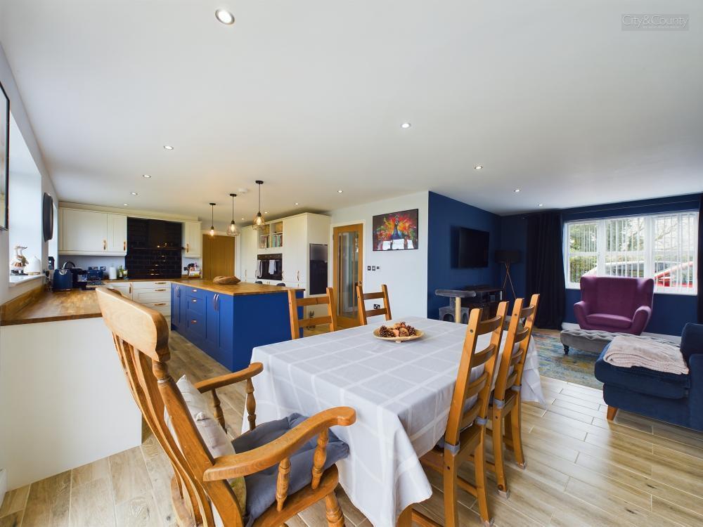 Kitchen/Dining Area