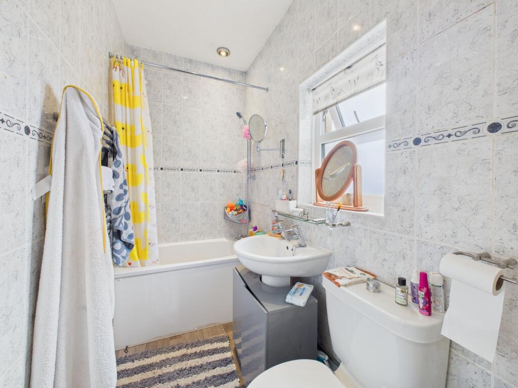 En-suite to bedroom 1