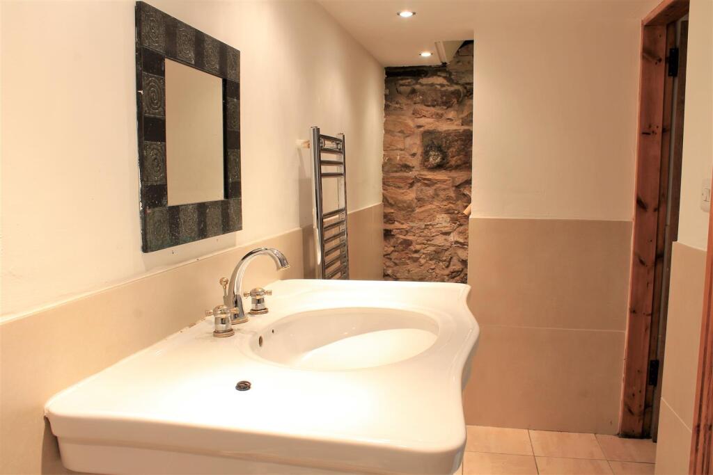 Bathroom 1.JPG
