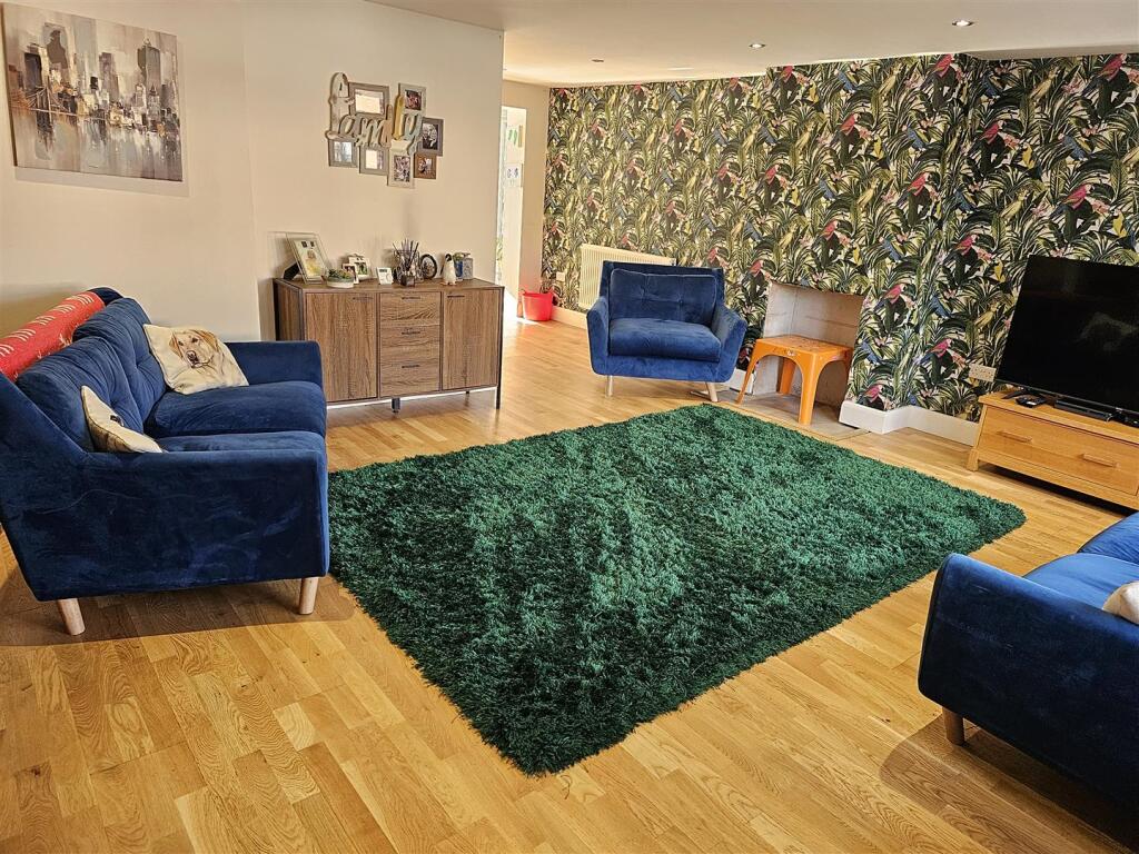 lounge 1 .jpg