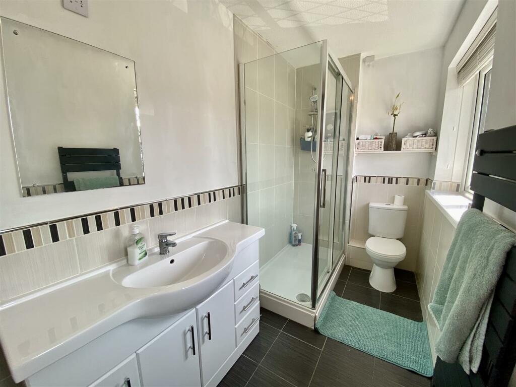 EN-SUITE SHOWER
