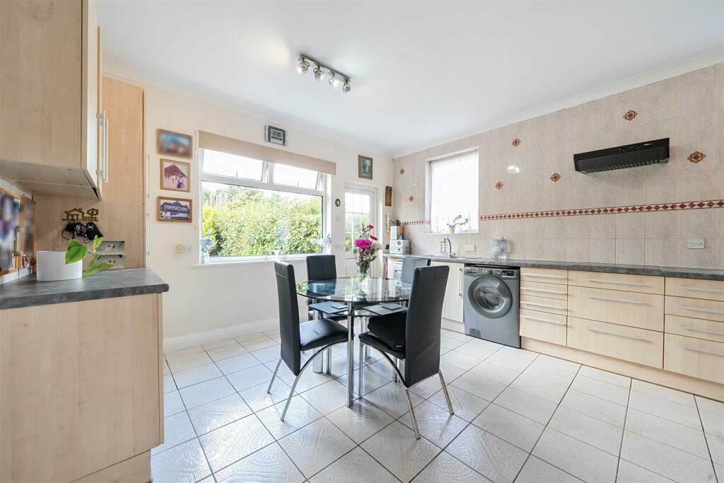 Kitchen/Breakfast Room: