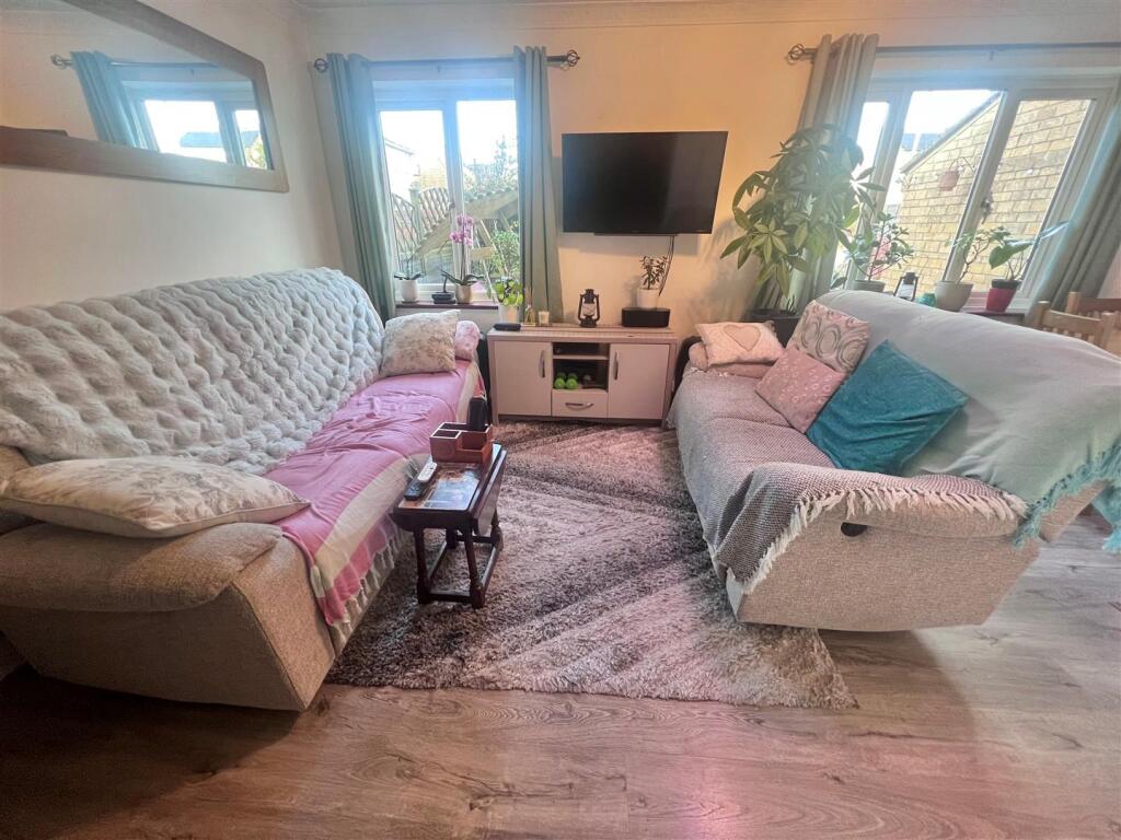 LOUNGE 2.jpg
