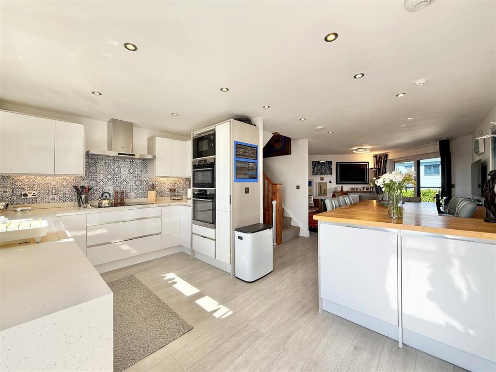 Kitchen Dining Area.jpg