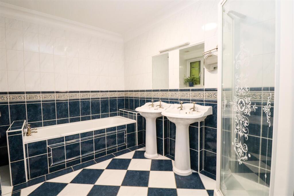 Bathroom (Ground Floor)