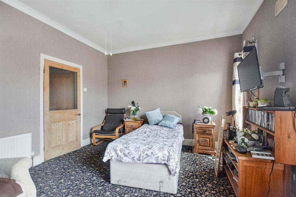 Bedroom 1_2.jpeg