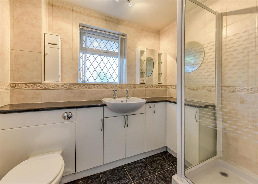 1 Oatlands Way-MAY25-shower room.jpg