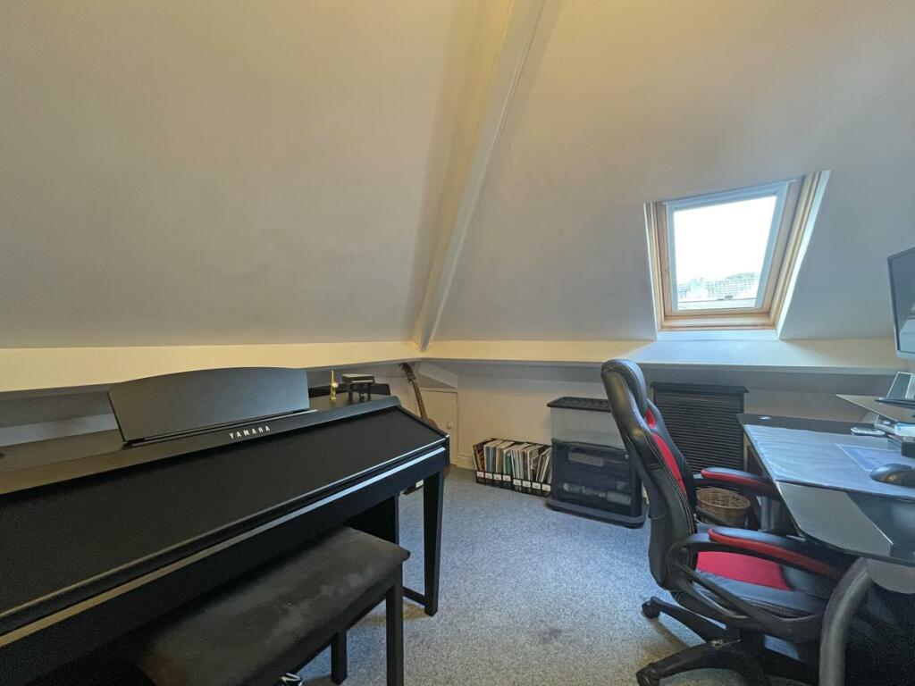 Kingswear Crescent 8 - Bed 2.jpg