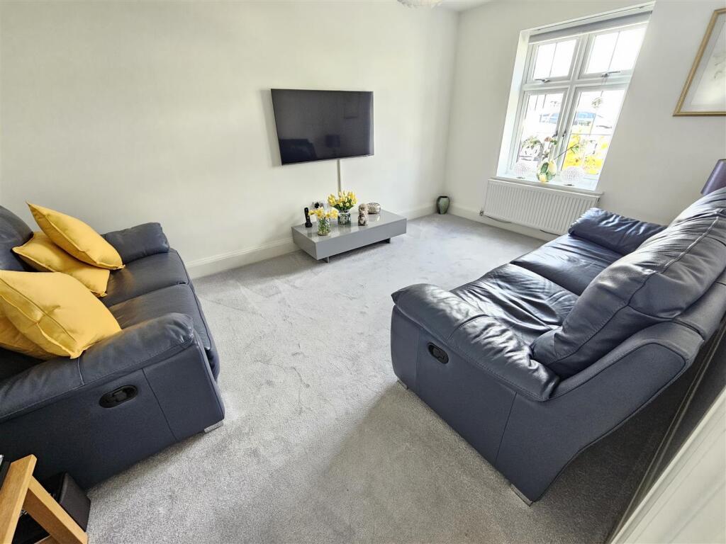 Lounge 1.jpg