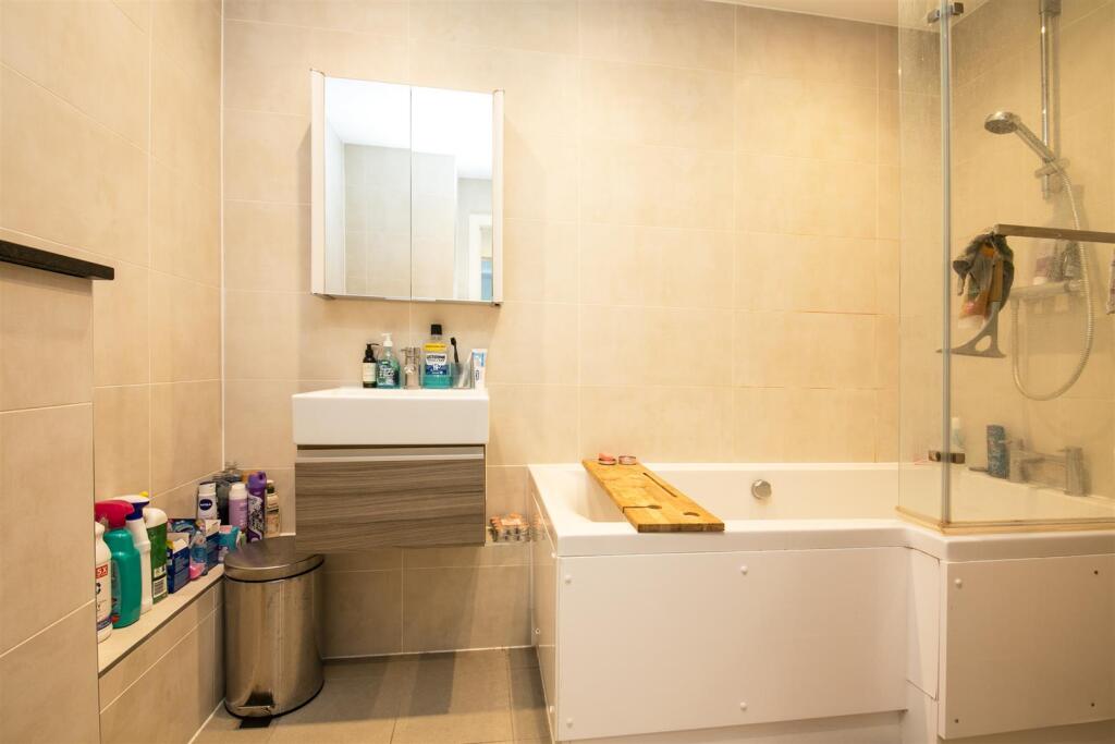 4 Vulcan House SW17 bathroom 2.jpg