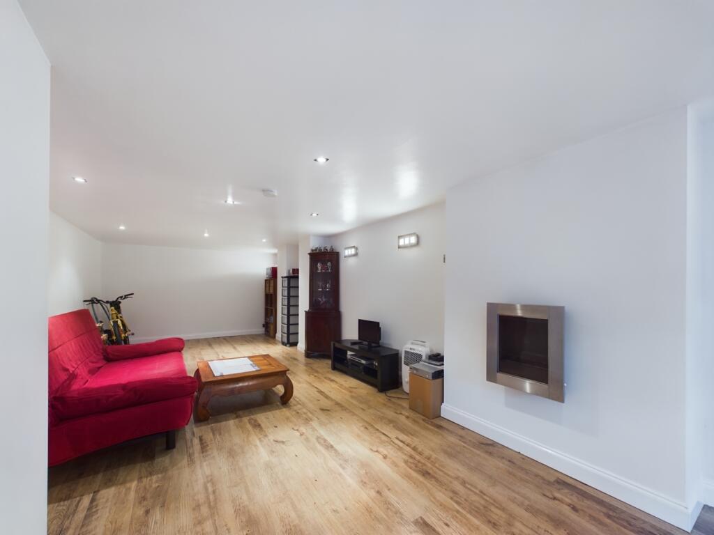 CAM02386G0-PR0085-STILL017