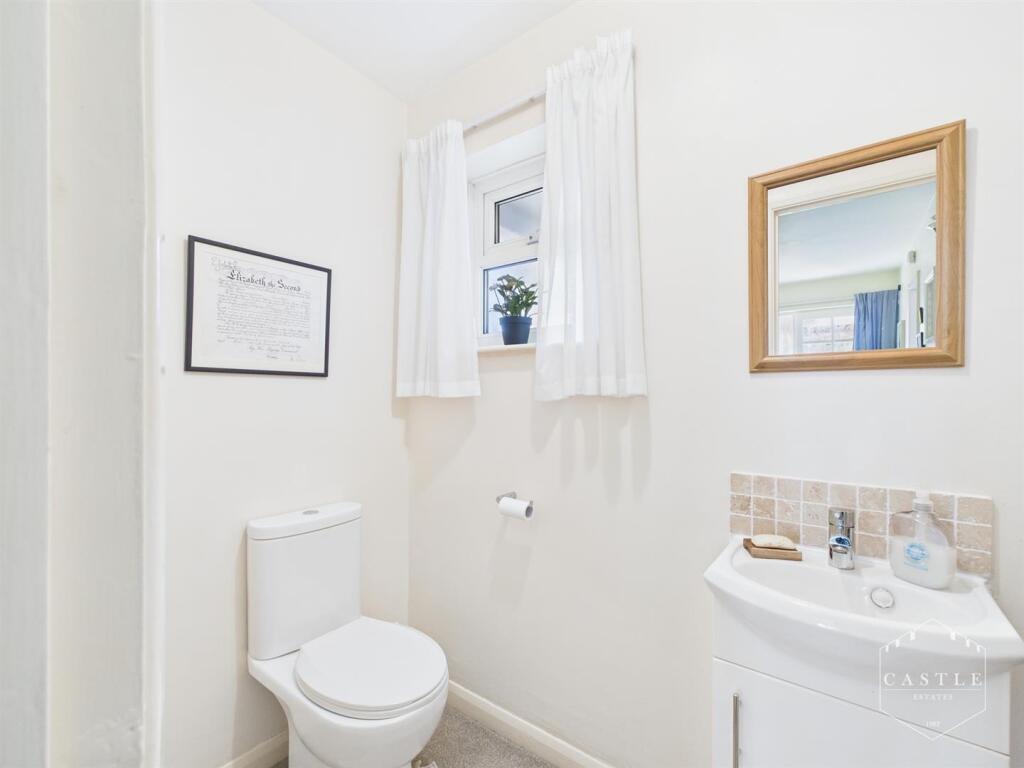 GUEST CLOAKROOM
