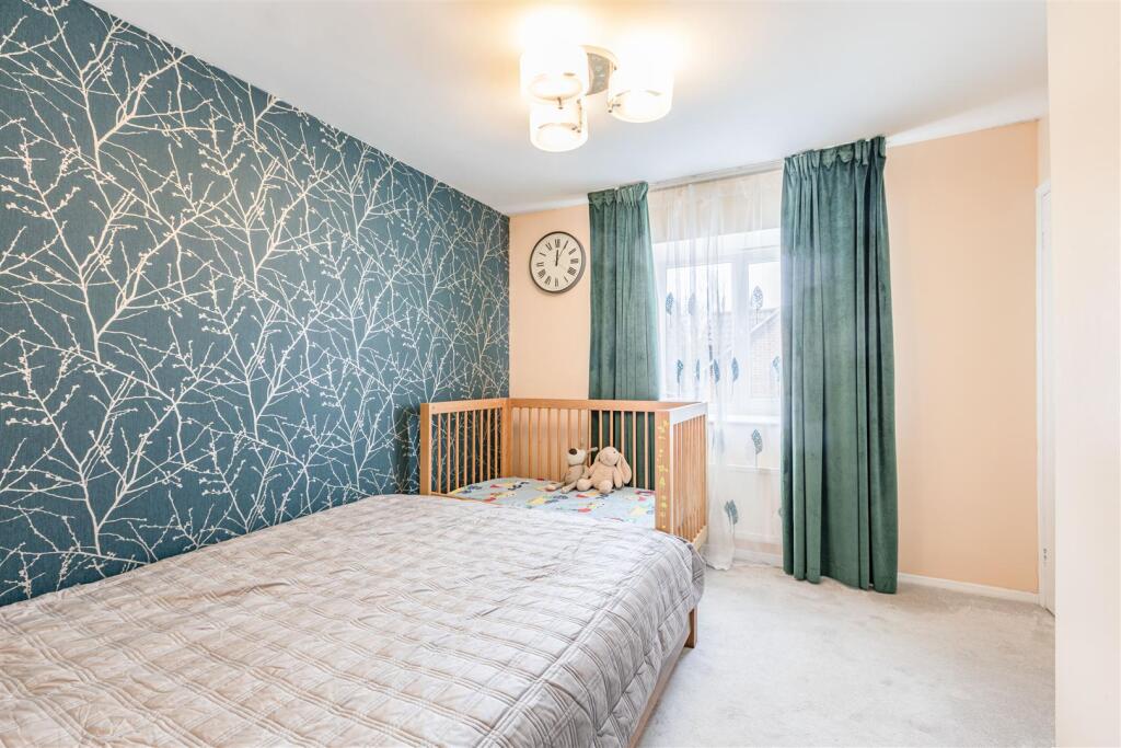 57 Monks Crescent, Addlestone, KT15 1UX - 7.jpg