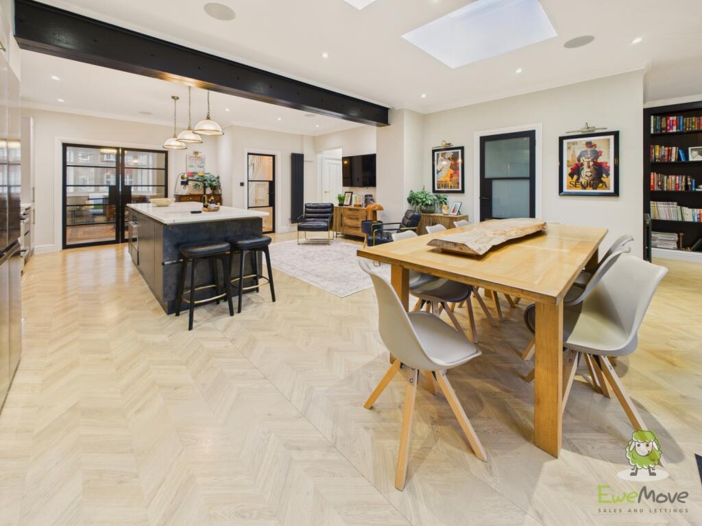 CAM01543G0-PR0166-STILL074