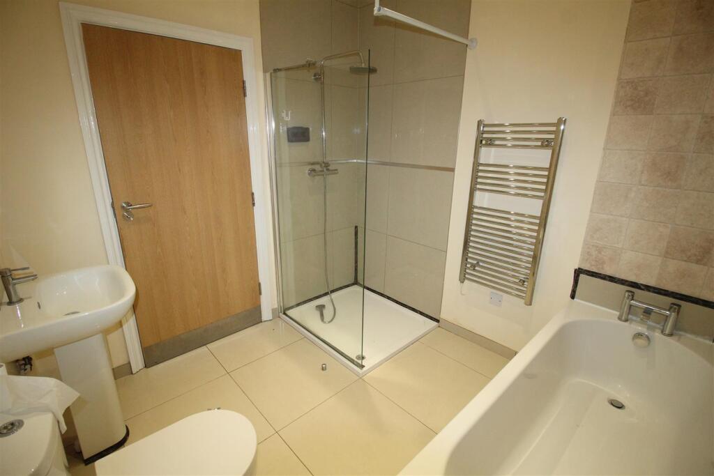 Duckworth Buildings, flat 5, bathroom.JPG