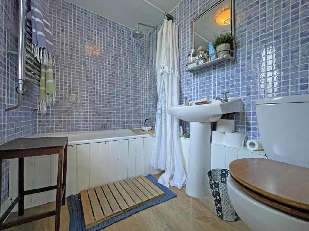 Mount Pleasant Terrace 3 Bathroom.jpg