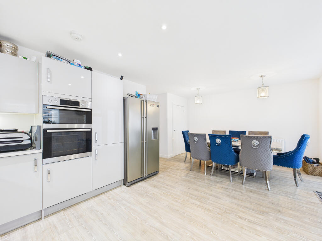 CAM01354G0-PR0628-STILL008