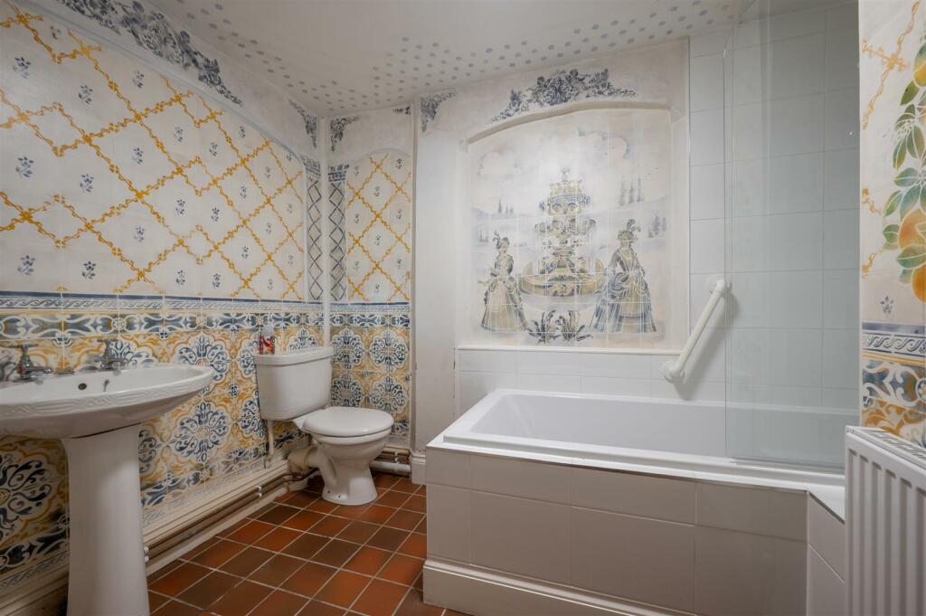 En-Suite Bathroom