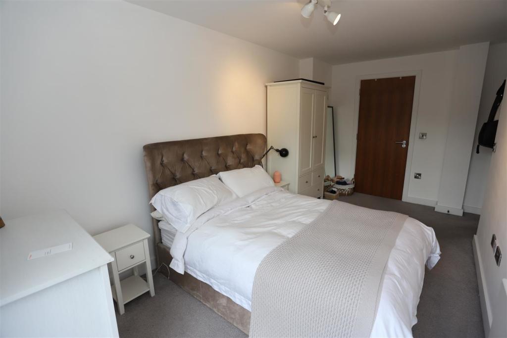 bedroom1...JPG