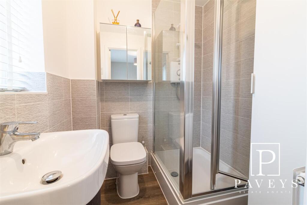 EN-SUITE SHOWER ROOM