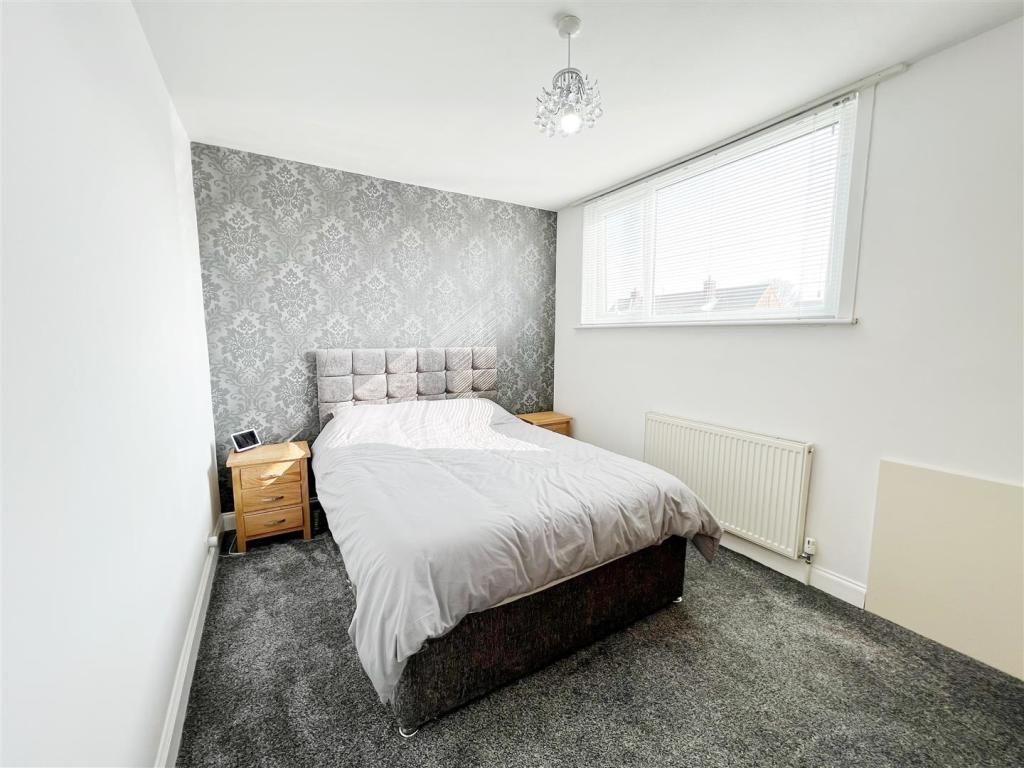 Bedroom 1 pic 1.jpg