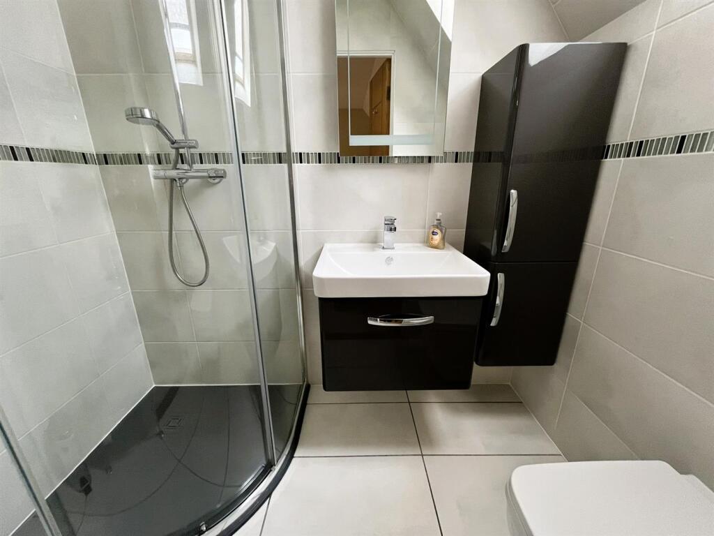 EN-SUITE SHOWER ROOM