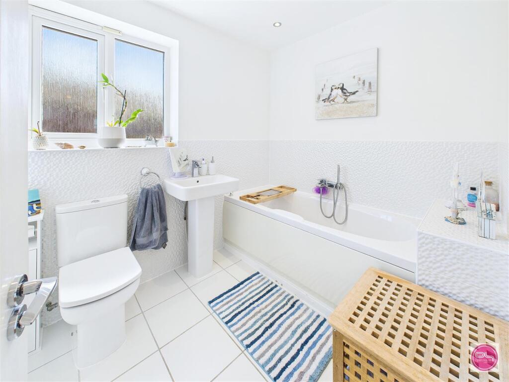 Henley Grove, Church Gresley (19).jpg