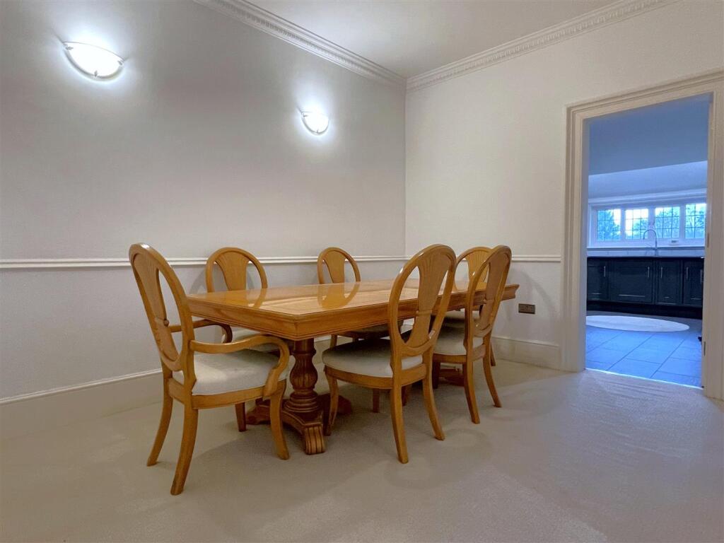 Hallway.n.jpg