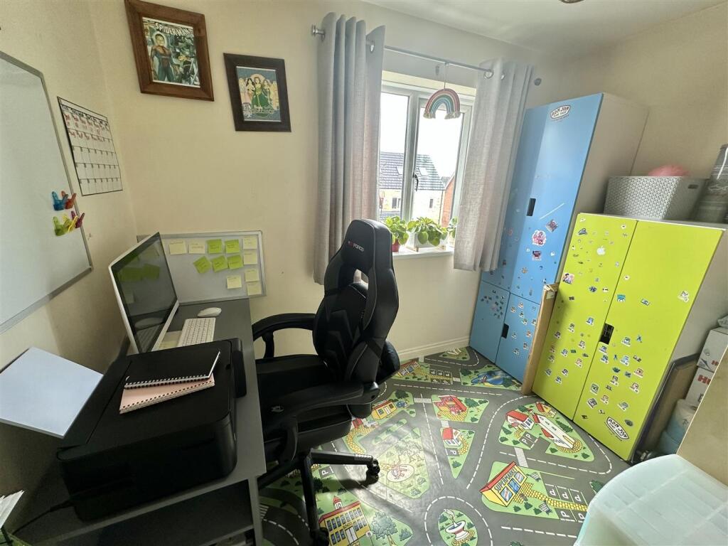 Bramleys Estate Agents - Little Green Lane - Heckm