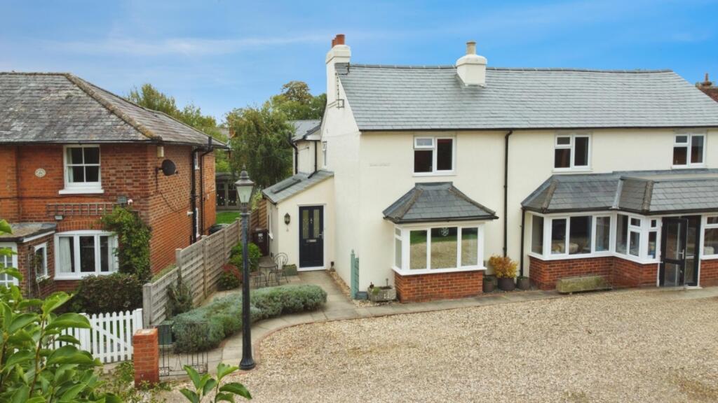 EweMove Estate Agents Basingstoke - Dursley Cottag