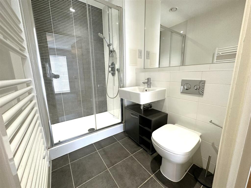 EN SUITE SHOWER ROOM