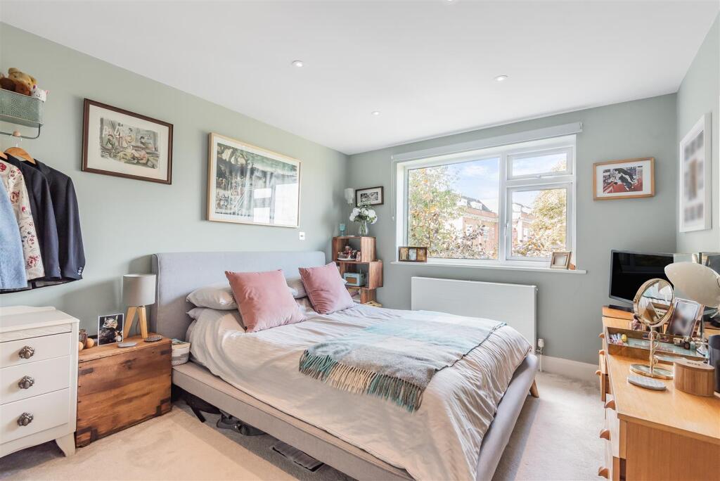 5 Drummond Court - Bedroom 1.jpg