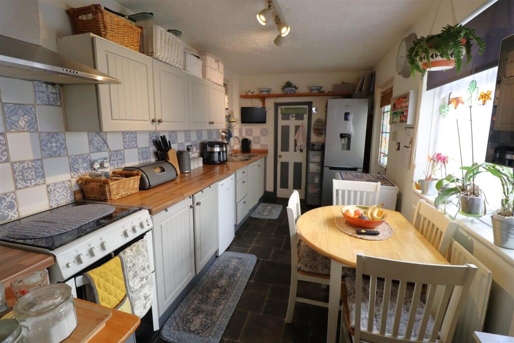 Kitchen (2).JPG