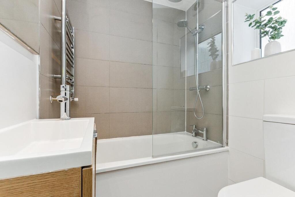 108a Palmerston Road, SW19 bathroom.jpg