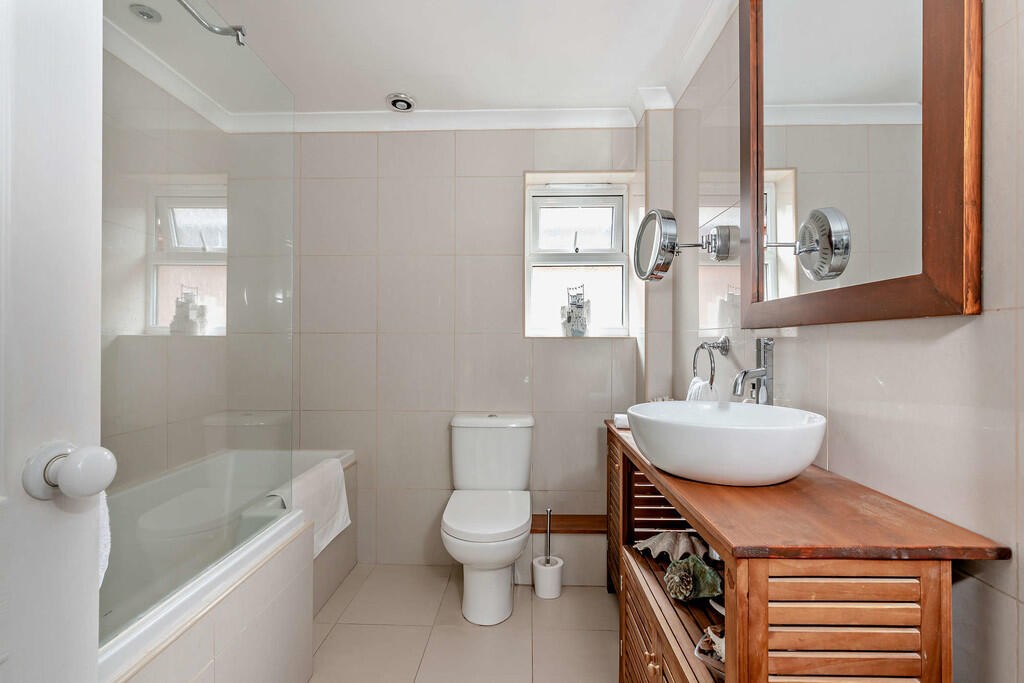 8639764-interior1...