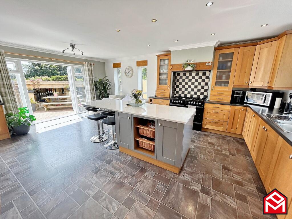 Kitchen/ Breakfast/ Living Room