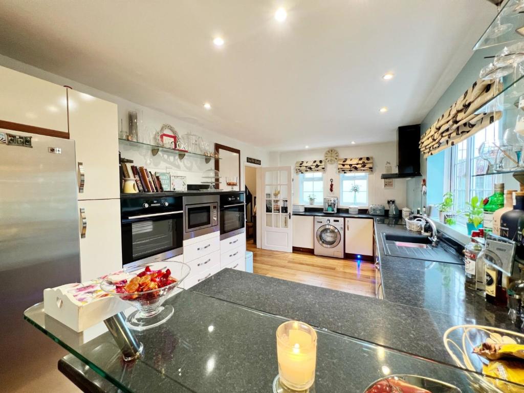 Kitchen pic 2.jpg