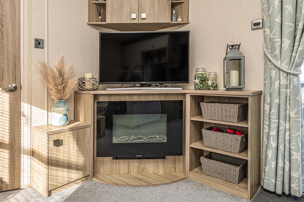Y4-ABERAFON-PARK-LOUNGE-05.jpg