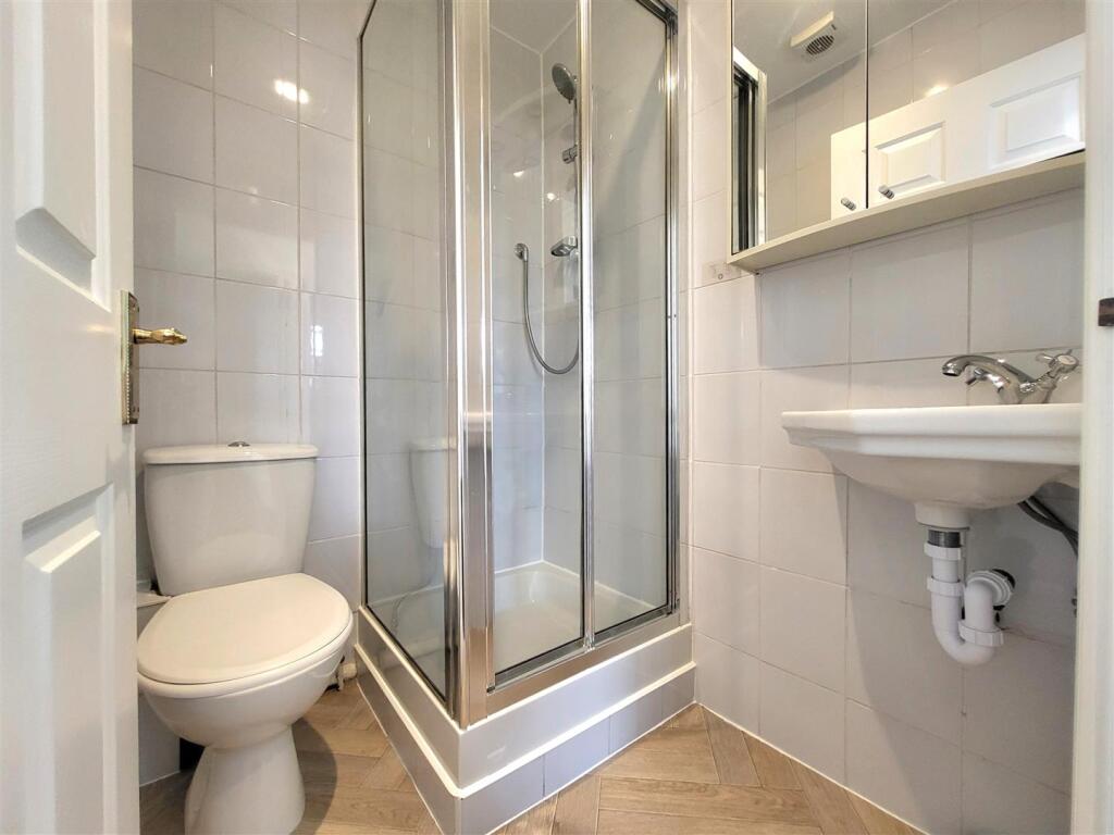2nd bathroom 2.jpg